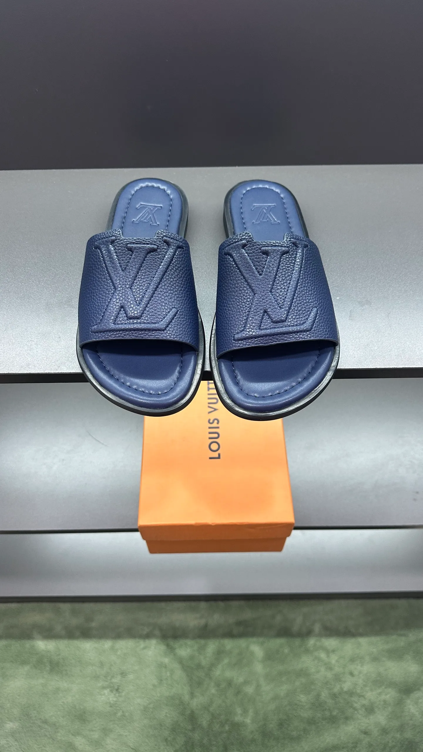 P300 🔍LV Men's Spring and Summer Slippers Counter Synchronization. The uppers are imported cowhide fabrics from Italy, with logo graphics and high-quality craftsmanship. Soles: original soles specially provided by the original factory. Exclusive movable molded soles are super comfortable. Original factory follow-up orders. 🔍🔍High quality. You can enter and leave the counter at will. Welcome to compare. Code number 38-45 No. 058